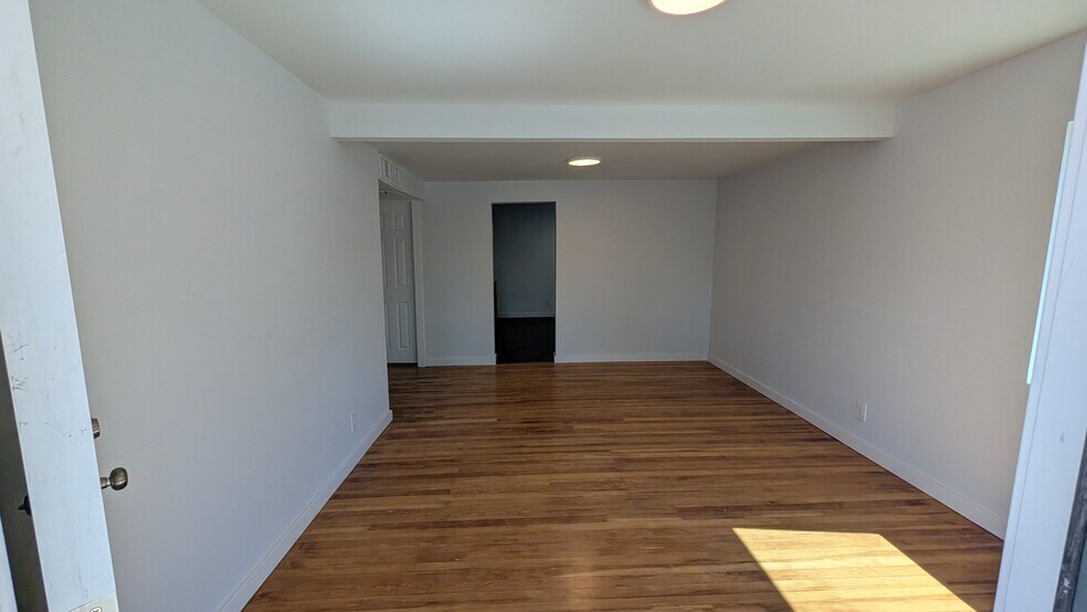 Building Photo - 1406 W Vogel Ave