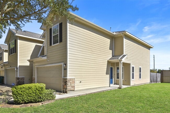 Building Photo - 15875 Misty Loch Ln