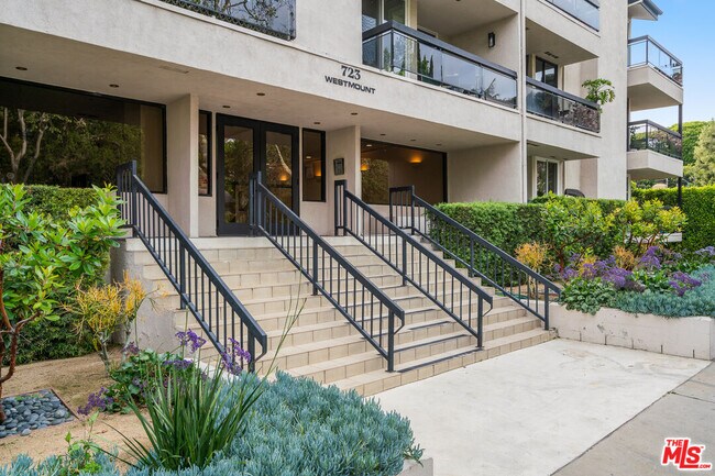 Building Photo - 723 Westmount Dr