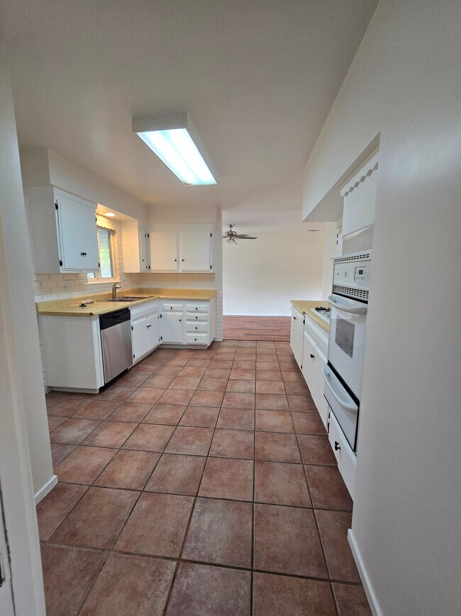 Building Photo - 449 Thumbelina Dr