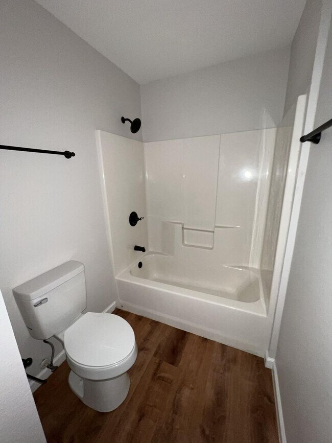 Building Photo - 120 Plumthicket Way
