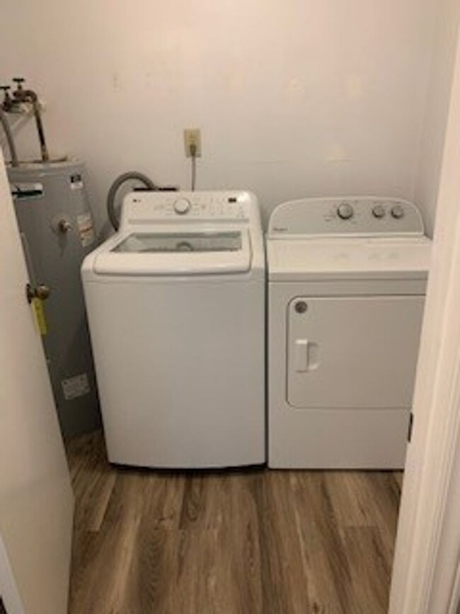 Building Photo - Adorable 2 bedroom 1 bath condominium