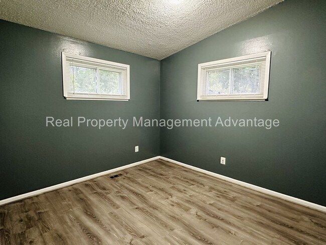 Building Photo - Oak Park Mid-Century Modern Beauty!