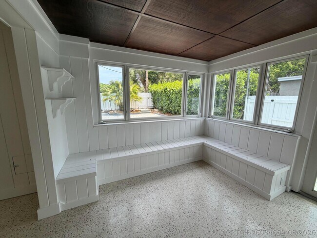 Building Photo - 204 S Seacrest Cir
