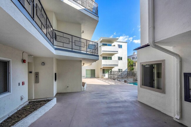 Building Photo - Stunning HUGE Top-floor 2+2 Luxury Unit