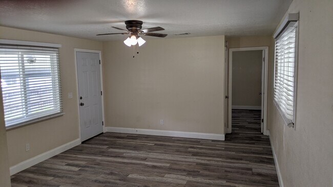 Building Photo - 367 Beehive Dr