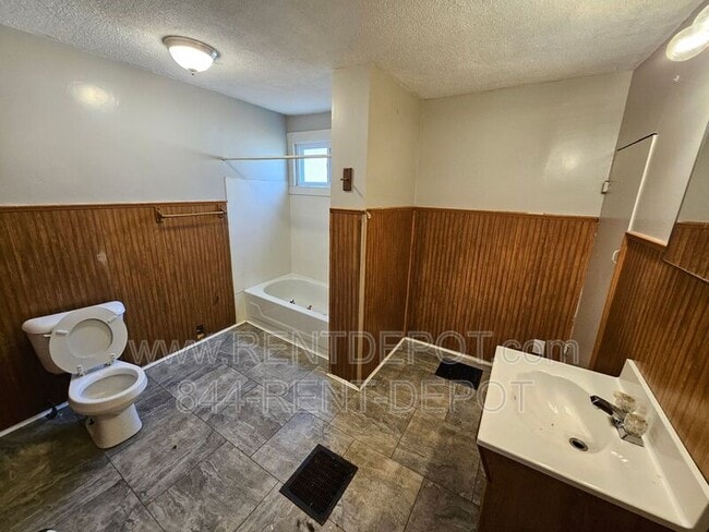 Building Photo - 304 S Grand Ave