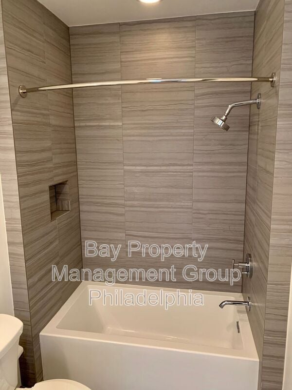 Building Photo - 842 N American St