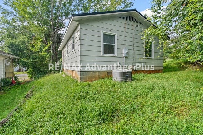 Building Photo - 2-Bedroom Home Walking Distance to Longwood University