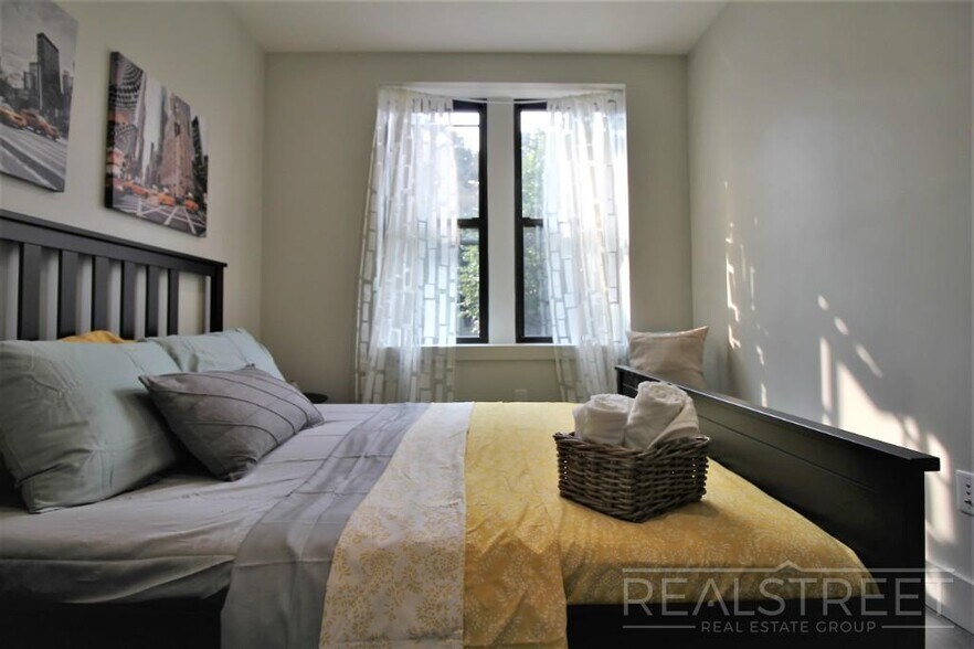 Building Photo - Stunning 1 Bed Near Prospect Park