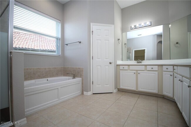 Building Photo - 2086 Grove Dr