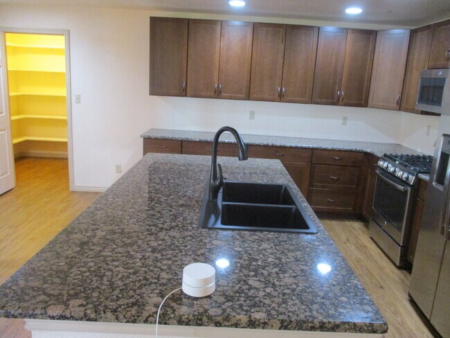 Building Photo - Walkout Basement Apartment - PRICED TO RENT - AVAIL 6/1/26