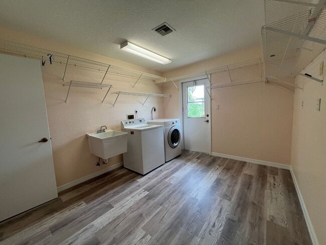 Building Photo - 18090 Avonsdale Cir