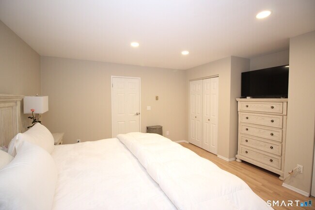 Building Photo - 30 Maple Tree Ave