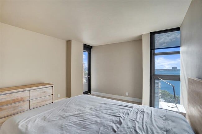 Building Photo - 5510 N Ocean Dr