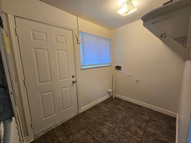 Building Photo - Northside Spokane! Available Now! Move In Special!!