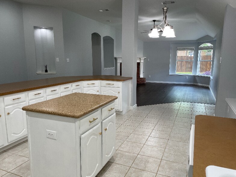 Building Photo - 3605 Villanova Dr