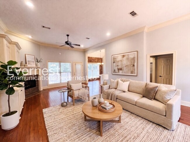 Building Photo - 3 Bed/2 Bath Home with Fenced Yard & Garage / Pet-Friendly / Available Now!