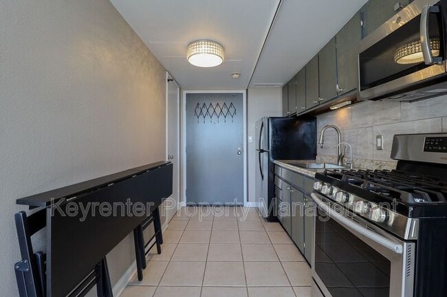 Building Photo - 410 W 7th St