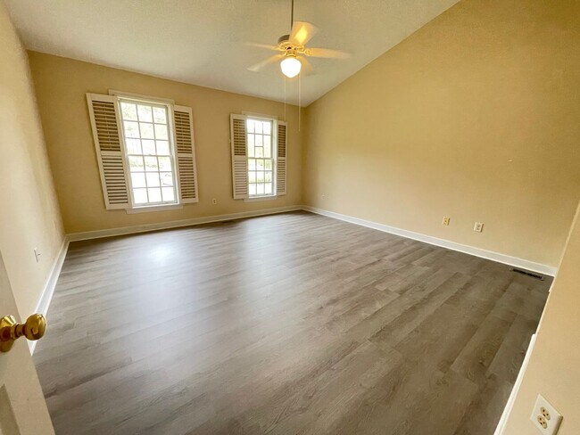 Building Photo - Light & Airy Townhome in Downing Creek, wo...
