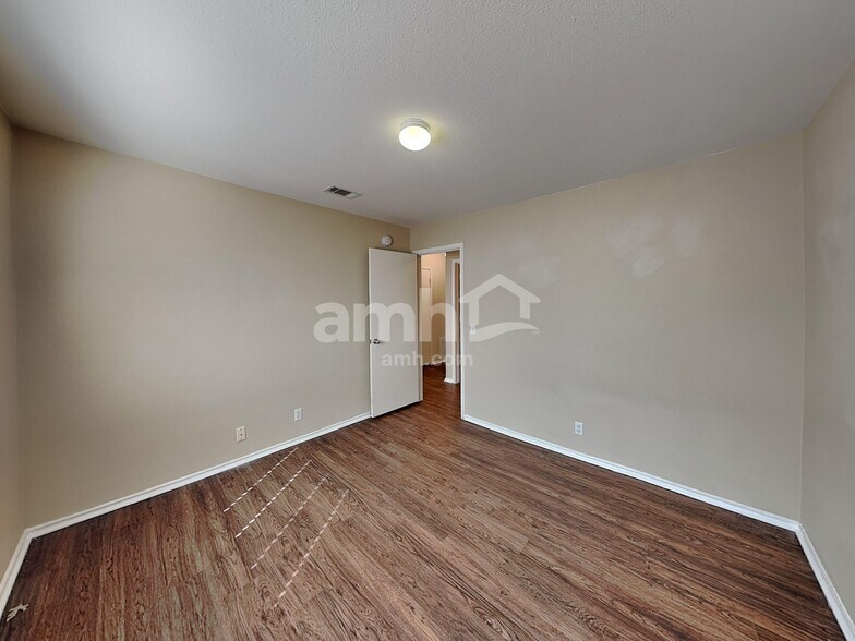 Building Photo - 224 Tolcarne Dr