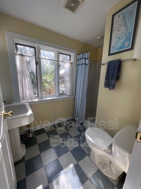 Building Photo - 774 W 51st St