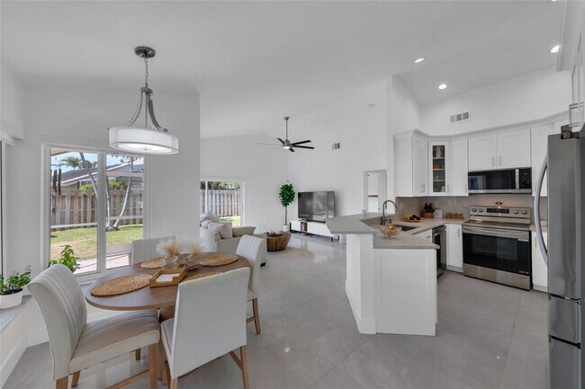Building Photo - 9585 Carousel Cir S