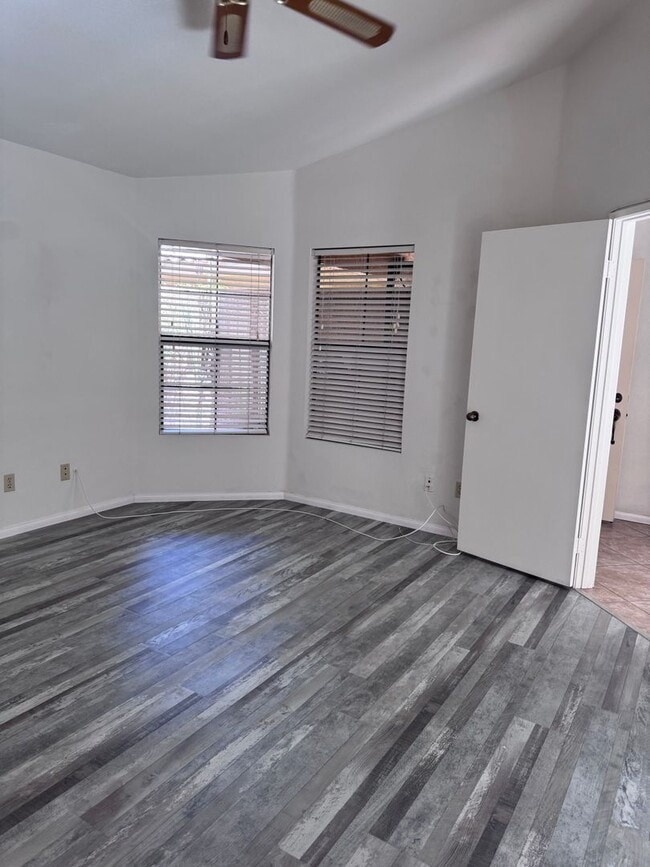 Building Photo - Woodhaven CC - Unfurnished 3br - Long Term