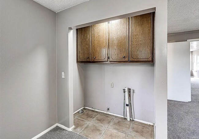 Building Photo - 3-Bedroom Available!