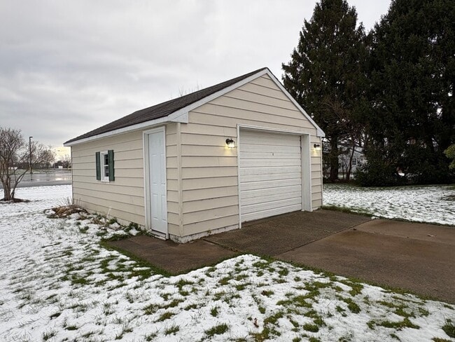 Building Photo - 1115 Lake St