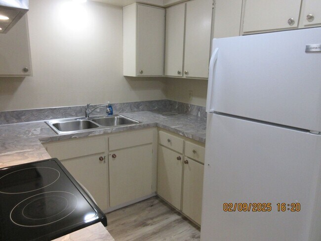 Building Photo - Updated, spacious one bedroom