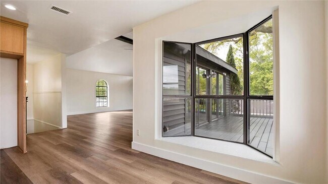 Building Photo - Renovated Waterfront Home