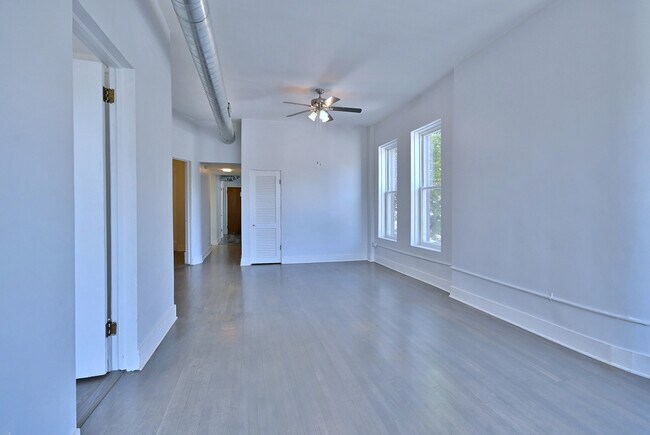 Building Photo - 1458 N Western Ave