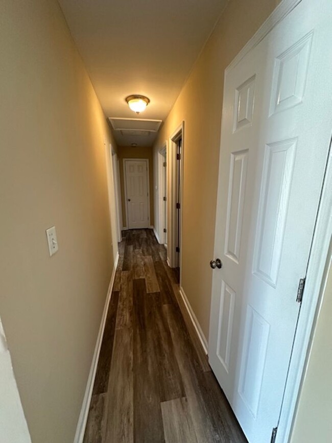 Building Photo - 3 Bedroom 2 Bathroom Duplex