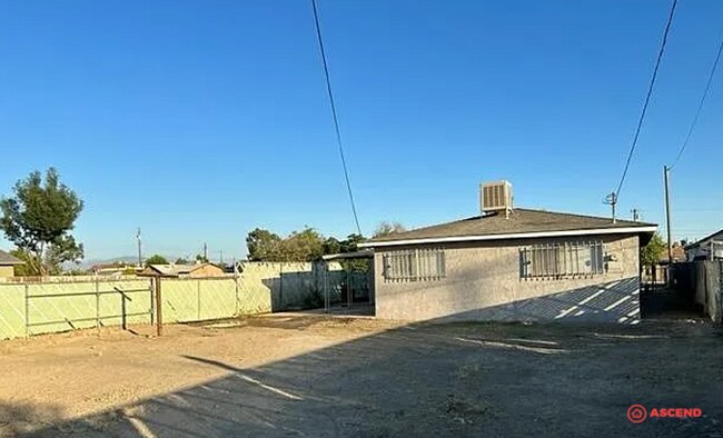 Building Photo - 3 Bedroom Home in East Bakersfield