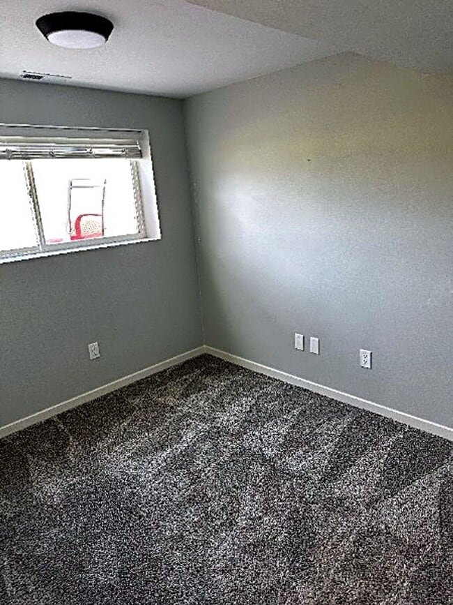 Building Photo - Beautifully Updated Two-Story Home in Sandy — Mountain Views & Big Backyard!