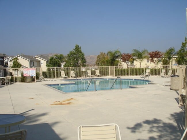 Building Photo - Beautiful 3-Bedroom Home with Covered Patio in Valencia!