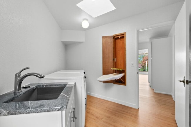 Building Photo - 4Bd/3Ba Seattle House