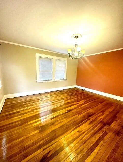 Building Photo - 2 Oak St