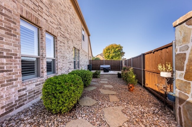Building Photo - 810 Miramar Dr
