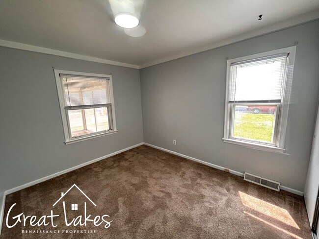 Building Photo - Cozy 2 Bedroom 1 Bathroom now available fo...