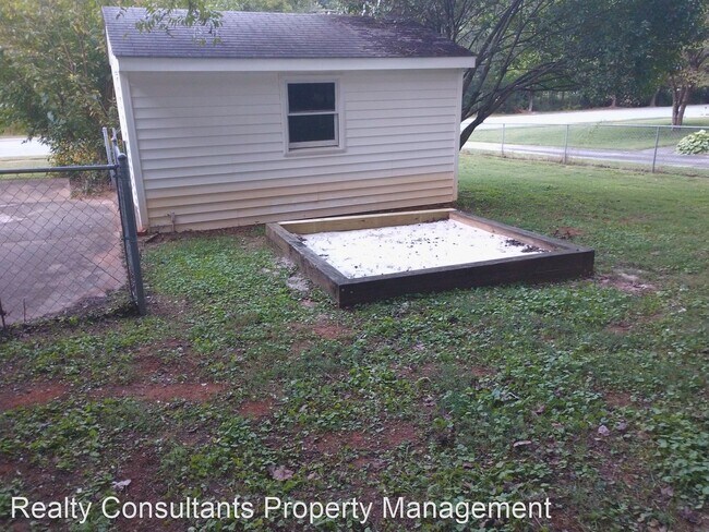 Building Photo - 4 br, 2 bath House - 1701 Elkhart Drive