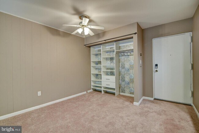 Building Photo - 5806 Royal Ridge Dr