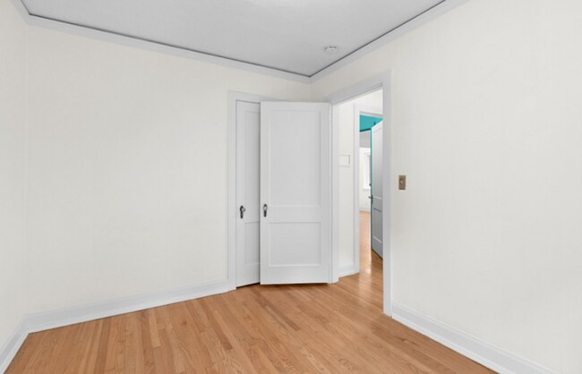 Building Photo - Charming Goose Hollow Condo – Hardwood Flo...