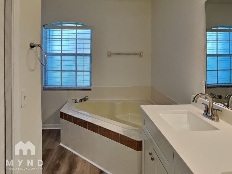 Building Photo - 2617 Hawthorne Ln