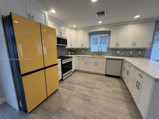 Building Photo - 1315 Royal Palm Dr