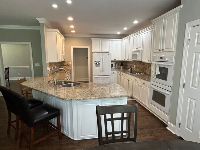 Building Photo - 4 Bed | 2.5 Bath House in Morrisville with...