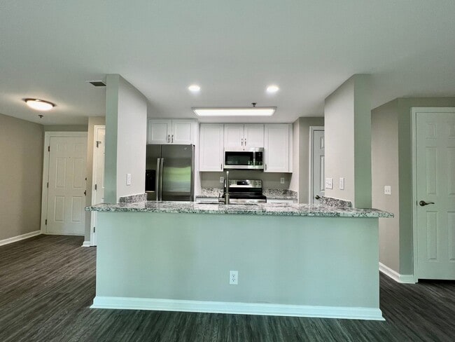 Building Photo - University Spacious 1st floor Condo