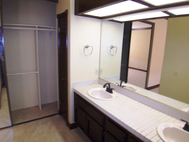 Building Photo - Terrific 1Br/1.5Ba Condo in Gated Masters Hill W/ Golf Course Views