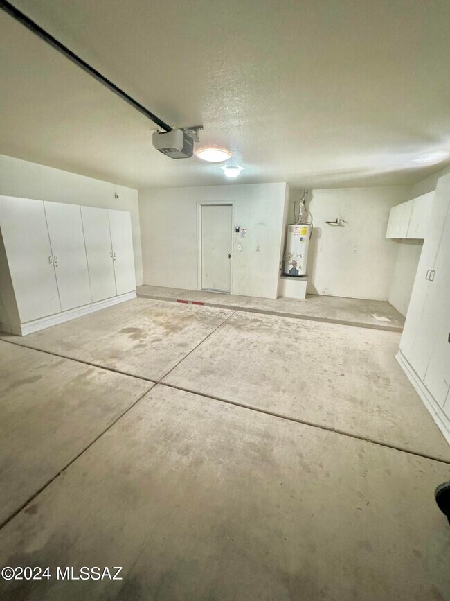 Building Photo - 7846 E Rooner Dr